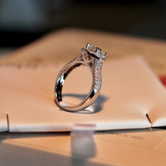 Gorgeous Round Cut Engagement Ring - Picture 3 of 5